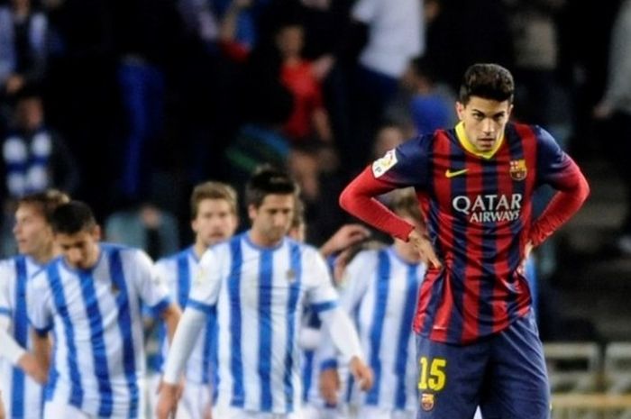 Pemain belakang Barcelona, Marc Bartra, meratapi gol Real Sociedad ke gawang timnya pada partai La Liga di Stadion Anoeta, 1 April 2015.