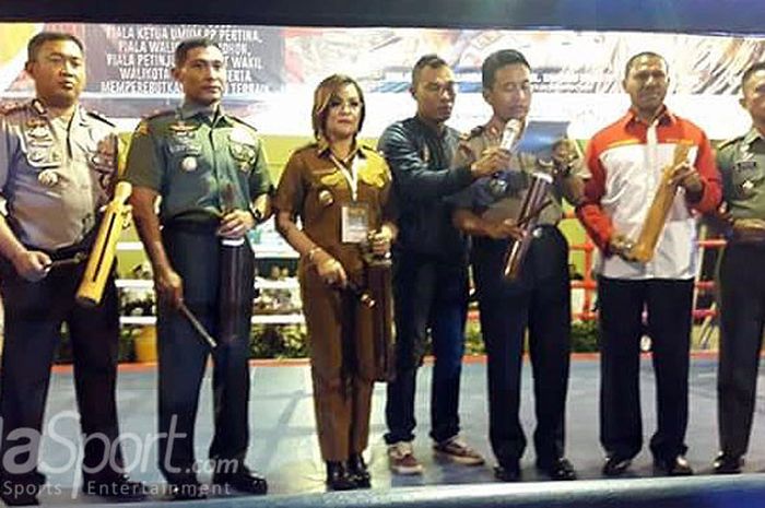 Wakapolda Sulut, Brigjen Pol Drs. Johni Asadoma, bersama Ketua Umum Panitia Pelaksana Syerly Adelyn Sompotan berfoto bersama saat pembukaan Kejuaraan Nasional Tinju Amatir bertempat Anugrah Hall Taman Kota Tomohon, Sulawesi Utara (Sulut), Senin (12/3/2018).