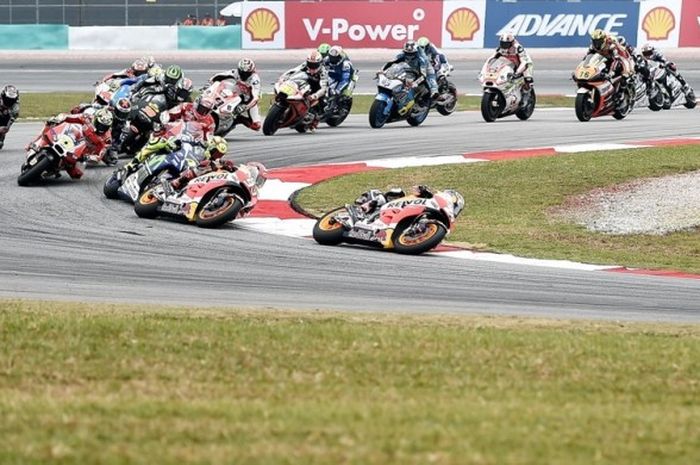 Pebalap Repsol Honda Team asal spanyol, Dani Pedrosa (depan), memimpin balapan GP Malaysia di Sirkuit Sepang, Minggu (25/10/2015).