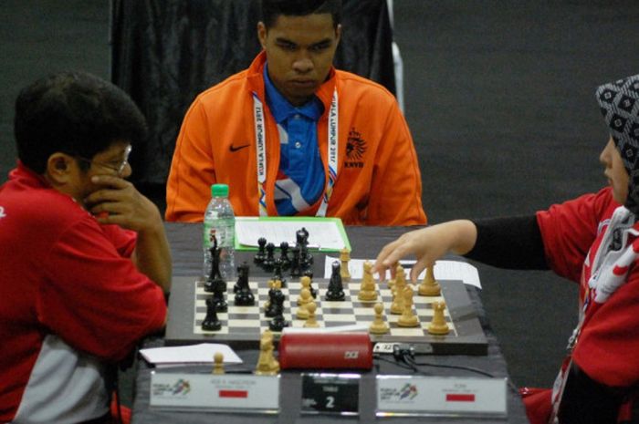 Pecatur-pecatur difabel Indonesia saat menjalani laga disiplin catur standar pada ASEAN Para Games 2017 yang berlangsung di Kuala Lumpur, Malaysia.