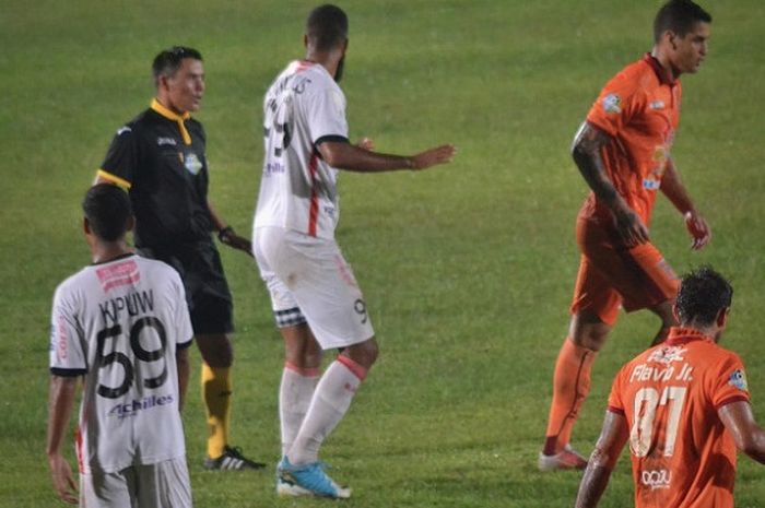 Wasit Asal Kyrgyzstan, Rysbek Shekerbekov menjadi sorotan saat memimpin jalannya pertandingan antara Borneo FC melawan Bali United pada pekan 23 Liga 1 di Stadion Segiri, Samarinda, Kalimantan Timur, Senin (11/9/2017). 