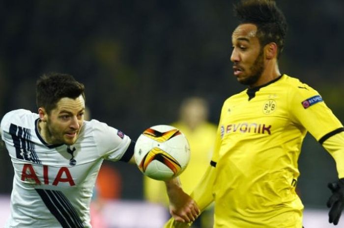 Penyerang Borussia Dortmund, Pierre-Emerick Aubameyang (kanan) berebut bola dengan pemain Tottenham Hotspur, Ryan Mason, saat kedua klub bertemu di leg 1 babak 16 Besar Liga Europa, Kamis (10/3/2016) 