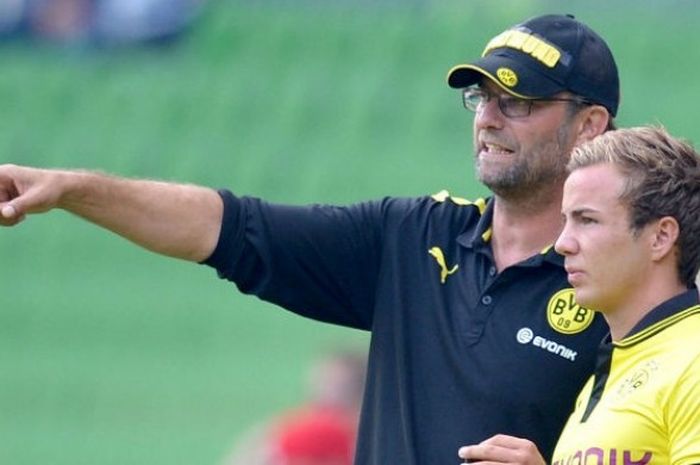  Juergen Klopp dan Mario Goetze ketika masih berada di klub Jerman, Borussia Dortmund, saat menghadapi FCO Bremen dalam pertandingan DFB Pokal, 18 Agustus 2012. 