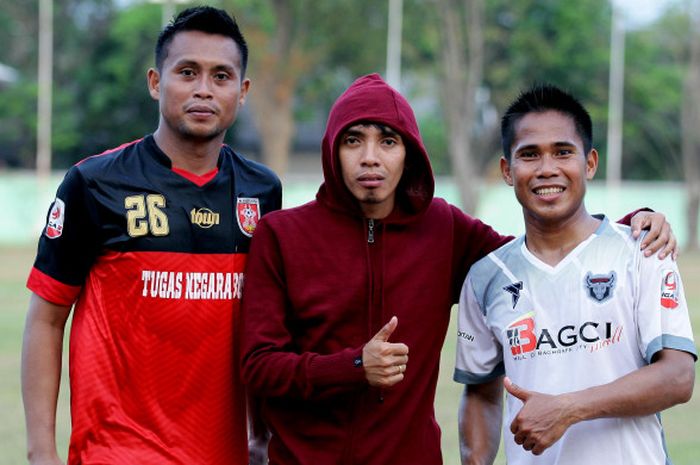 Gelandang PS Mojokerto Putra, Tamsil Sijaya (tengah) diapit dua rekan setimnya jelang laga kontra Persiwa Wamena di Stadion Bumimoro, Surabaya pada Minggu (1/10/2017) sore. 