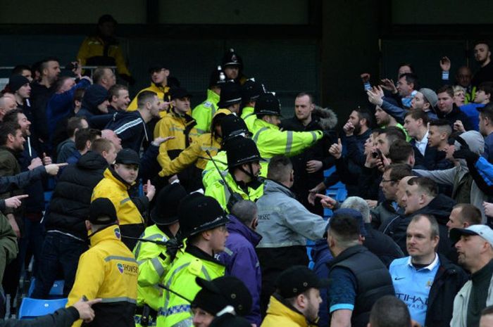 Polisi Inggris memisahkan fans Manchester United dari fans Manchester City seusai berakhirnya laga Liga Inggris antara Manchester City dan Manchester United di Stadion Etihad, Mancehster, pada 20 Maret 2016.