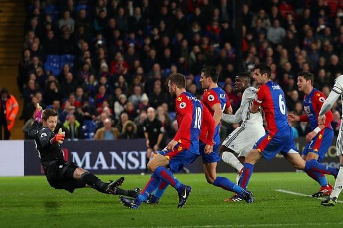 Gelandang Manchester United, Paul Pogba (tengah), mencetak gol ke gawang Crystal Palace dalam laga Premier League di Stadion Selhurst Park, London, Inggris, 14 Desember 2016.