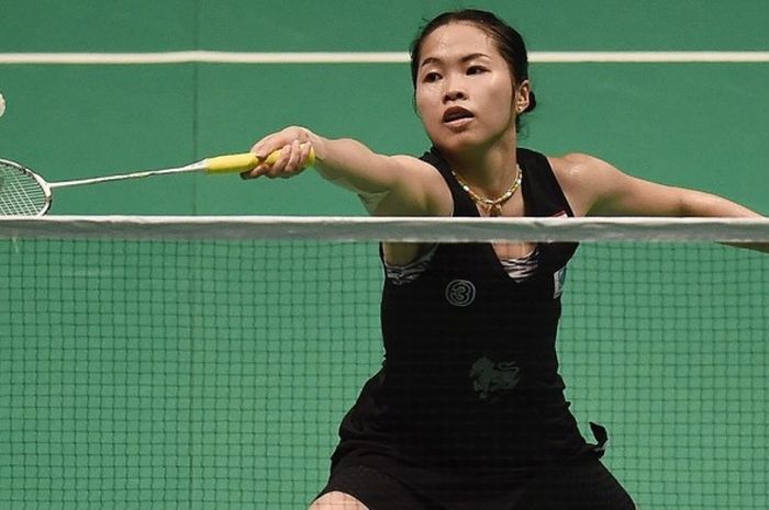 Pebulu tangkis tunggal putri Thailand, Ratchanok Intanon, saat menghadapi Wang Yihan (China) pada laga semifinal Malaysia Terbuka di Malawati Stadium, Shah Alam, Sabtu (9/4/2016).