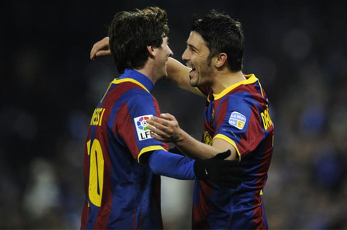 David Villa memeluk Lionel Messi kala masih bermain untuk Barcelona