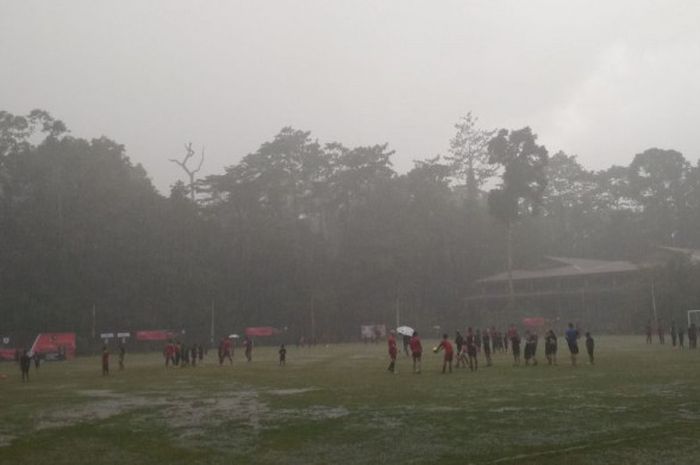 Suasana hujan deras yang membuat coaching clinic dari pemain Persipura di lapangan Kuala Kencana, Timika, Papua pada Sabtu (3/3/2018) siang dihentikan. 