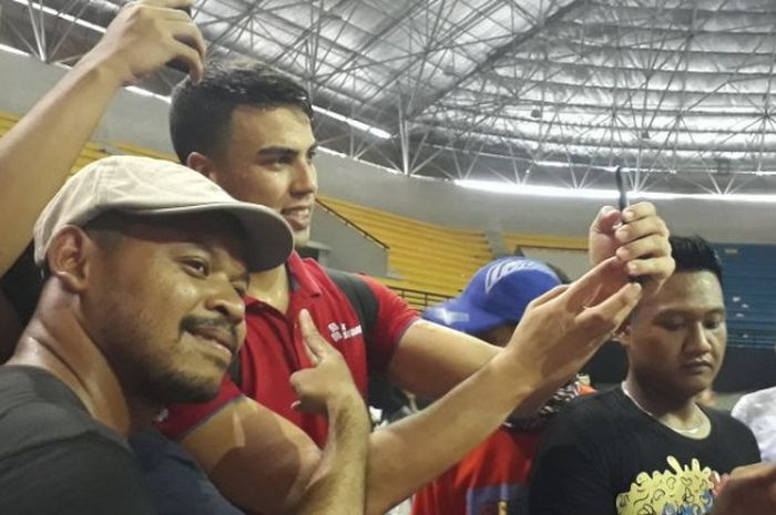 Pemain Palembang Bank SumselBabel, Joao Gabriel, melayani permintaan swafoto penggemar usai Grand Final Proliga 2018 di Sasana Amongrogo, Yogyakarta, Minggu (15/4/2018).