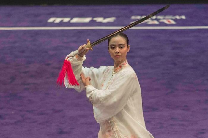 Pewushu putri Indonesia, Lindswell Kwok, sedang memainkan jurus pada nomor Taijiian SEA Games 2017 di KLCC Hall 6, Senin (21/8/2017).