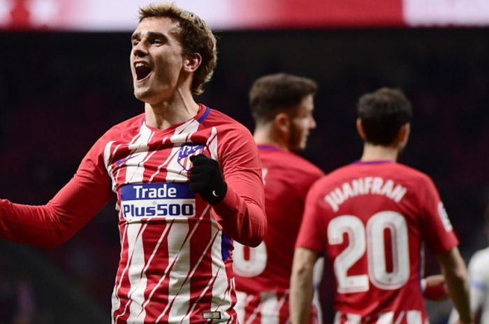 Penyerang Atletico Madrid, Antoine Griezmann (kiri), saat merayakan salah satu dari empat gol yang berhasil ia cetak ke gawang Leganes dalam laga Liga Spanyol 2017-2018 di Stadion Wanda Metropolitano, Madrid, Spanyol, pada Rabu (28/2/2018).