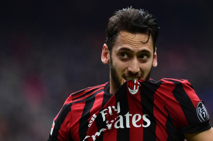 Gelandang AC Milan asal Jerman, Hakan Calhanoglu, merayakan gol yang ia cetak ke gawang Chievo di San Siro, Milan, 18 Maret 18 2018. 