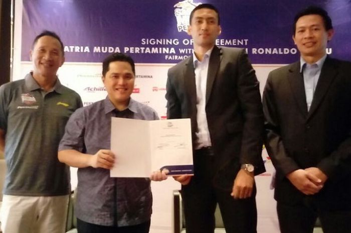 Pemilik klub Satria Muda Pertamina Jakarta, Erick Thohir (kedua dari kiri), berfoto dengan Christian Ronaldo Sitepu (kedua dari kanan) dan pelatih kepala Youbel Sondakh (paling kanan) seusai penandatanganan kontrak baru di Fairmont Jakarta, Sabtu (14/10/2017).