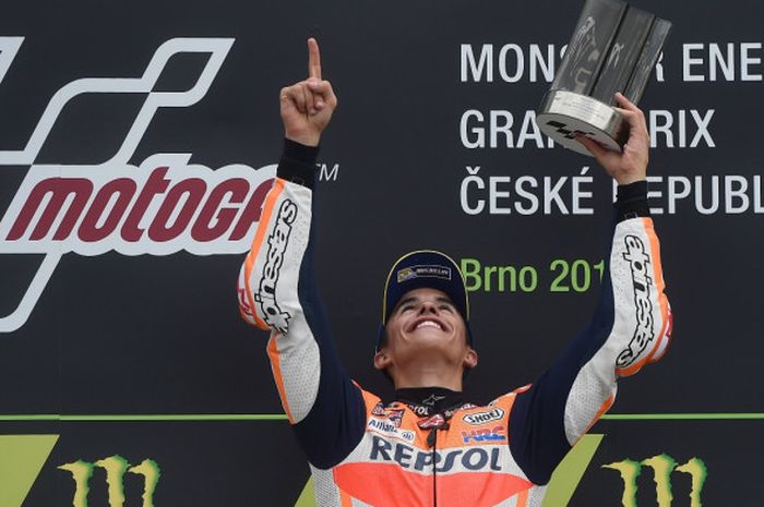 Pebalap Repsol Honda, Marc Marquez, melakukan selebrasi di atas podium setelah menjuarai GP Ceska di Automotodrom Brno, Minggu (6/8/2017).