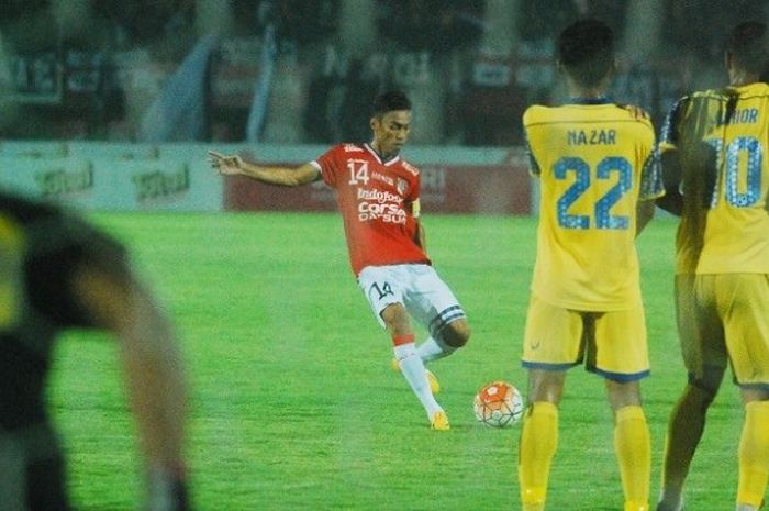 Sepakan bebas Fadil Sausu menjadi gol pembuka Bali United ke gawang Barito Putera di Stadion Kapten I Wayan Dipta, Gianyar, Bali, Senin (7/11/2016).