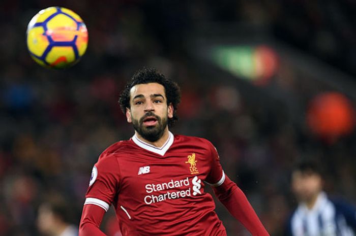 Gelandang Liverpool, Mohamed Salah, mengejar bola saat tampil melawan West Bromwich Albion dalam laga lanjutan Liga Inggris 2017-2018 di Stadion Anfield, Liverpool, pada 13 Desember 2017.