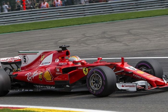 Sebastian Vettel saat memacu mobil Ferrari di Sirkuit Spa.