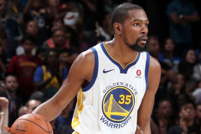 Pemain tim Golden State Warriors, Kevin Durant mendapat denda dari NBA setelah mengucapkan kata kasar kepada fan.