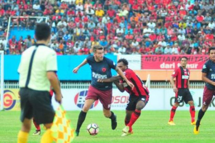 Wiljan Pluim saat membela PSM Makassar kontra Persipura Jayapura.