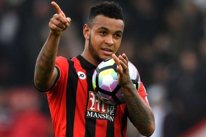 Striker Bournemouth, Joshua King, memberikan apresiasi kepada pendukung sambil membawa bola sebagai tanda bahwa dirinya berhasil mencetak tiga gol dalam pertandingan Premier League 2016-2017 menghadapi West Ham United di Stadion Vitality, Bournemouth, Inggris, pada Sabtu (11/3/2017).