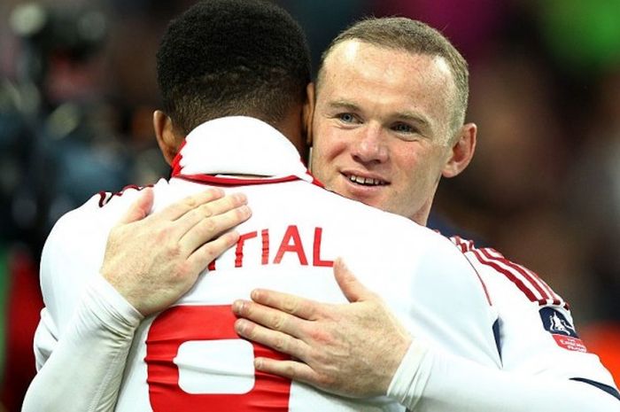 Ekspresi kapten Manchester United, Wayne Rooney, saat merayakan keberhasilan tim meraih gelar juara Piala FA bersama rekannya, Anthony Martial, usai mengalahkan Crystal Palace pada partai puncak di Stadion Wembley, London, Inggris, Sabtu (21/5/2016).