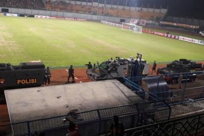 Kendaraan barracuda milik Kepolisian Indonesia (Polri) menjadi pengangkut para pemain Arema saat memasuki Stadion Gelora Bangkalan pada Jumat (6/5/2016) malam. 