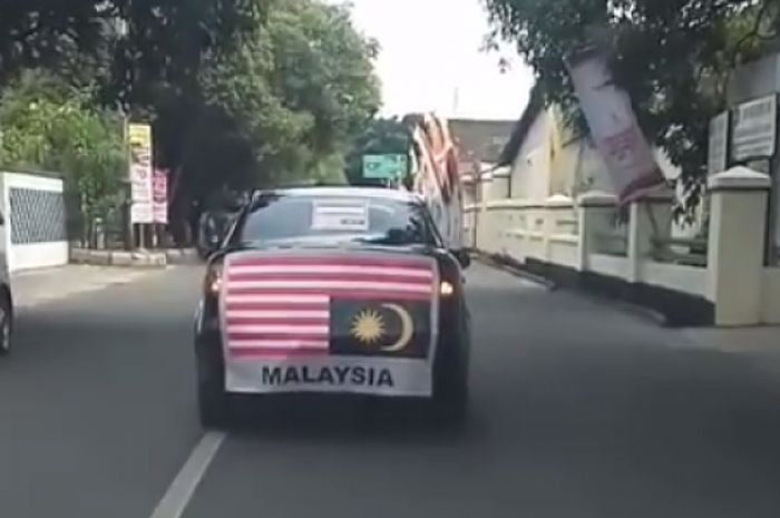 Warga Solo keliling jalanan Kota Solo dengan bendera Malaysia terbalik