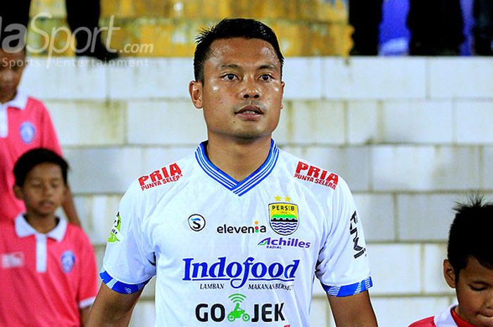 Gelandang Persib Bandung, Dedi Kusnandar, memasuki lapangan menjelang dimulainya laga melawan Arema FC pada laga pekan keempat Liga 1 2018 di Stadion Kanjuruhan Kabupaten Malang, Jawa Timur, Minggu (15/04/2018) malam.