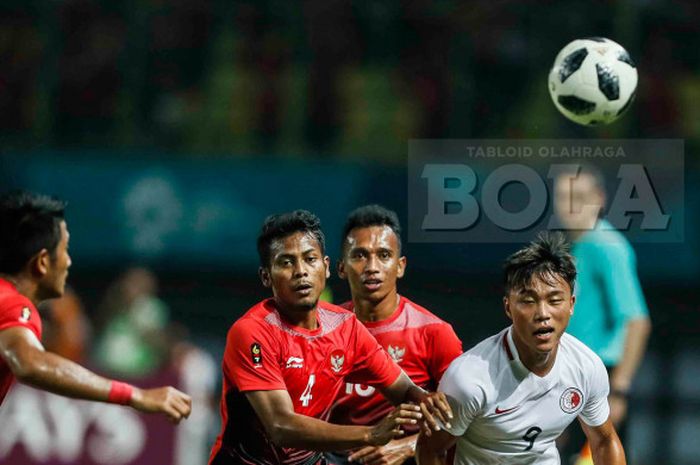  Para pemain timnas U-23 Indonesia (baju merah) saat berhadapan dengan Hong Kong pada pertadingan Grup A Asian Games 2018 di Stadion Patriot Chandrabhaga, Bekasi, pada Senin (20/8/2018). 