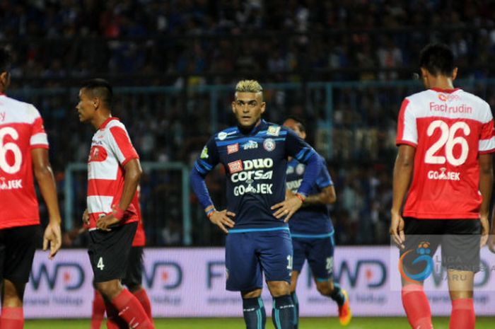 Arema FC versus Madura United saat bersua di Stadion Kanjuruhan, Malang.