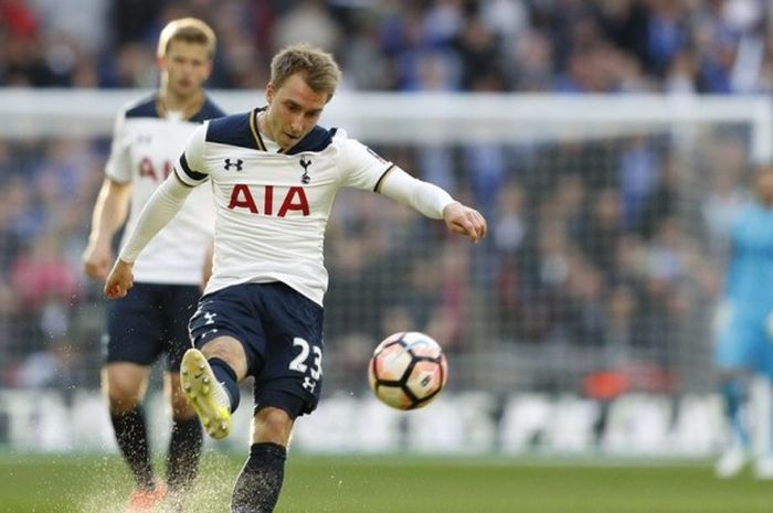 Gelandang Tottenham Hotspur, Christian Eriksen, beraksi dalam laga semifinal Piala FA kontra Chelsea di Stadion Wembley, London, Inggris, pada 22 April 2017.