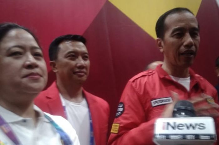 Presiden RI Joko Widodo menjawab pertanyaan media seusai menyaksikan raihan medali emas dari atlet angkat besi putra, Eko Yuli Irawan, pada kelas 62 kilogram di JIExpo Kemayoran, Jakarta, Selasa (21/8/2018).