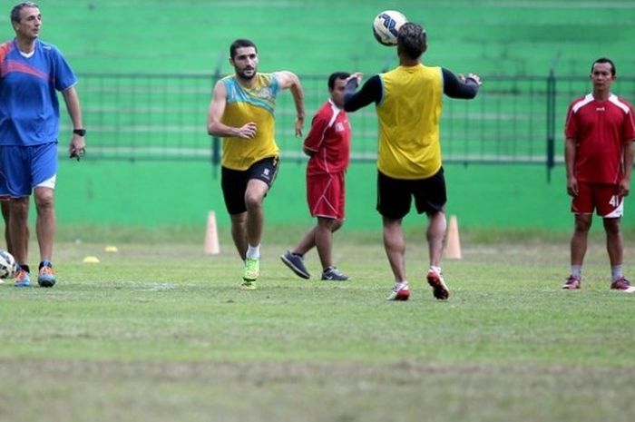 Pelatih Milomir Seslija (kiri) ingin anak asuhnya main tanpa beban saat menghadapi Pusamania Borneo FC. 