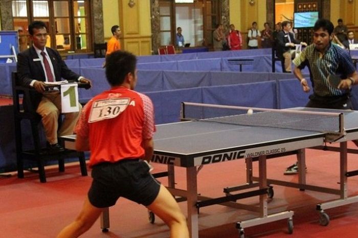 Atlet tenis meja Indonesia David Jacobs (kanan) menjadi andalan pada Kejuaraan Dunia Paralimpian di Karanganyar