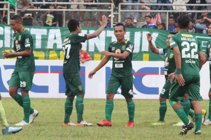 Pemain Persebaya Surabaya merayakan kemenangan atas PSKT Sumbawa Barat pada babak 64 besar Piala Indonesia 2018 yang berlangsung di Stadion 17 Desember, Mataram, Minggu (23/12/2018).