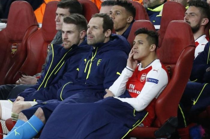 Reaksi penyerang Arsenal, Alexis Sanchez, saat menyaksikan duel Liga Champions antara timnya lawan Bayern Muenchen dari bangku pemain cadangan di Emirates Stadium, London, 7 Maret 2017.