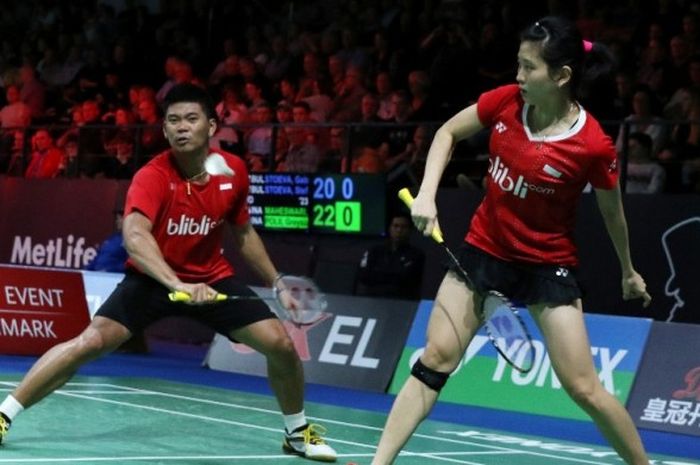 Pasangan ganda campuran Indonesia, Praveen Jordan (kiri)/Debby Susanto, mengembalikan kok dar wakil China, Zheng Siwei/Chen Qingchen, pada babak perempat final Denmark Terbuka di Odense Sports Park, Jumat (21/10/2016).