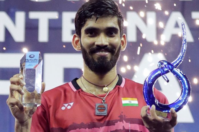 Pebulu tangkis tunggal putra India, Kidambi Srikanth, berpose dengan trofi juara Prancis Terbuka 2017 yang diraih seusai memenangi laga babak final di Stade Pierre de Coubertin, Paris, Minggu (29/10/2017).