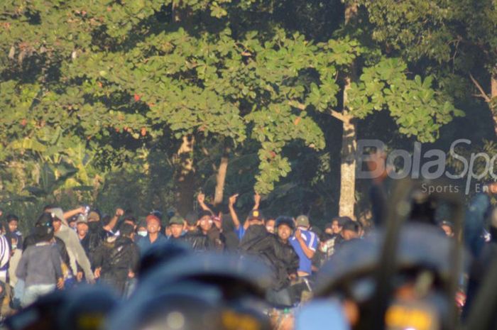 Kerusuhan di area parkir Stadion Sultang Agung, Bantul, saat laga PSIM Yogyakarta kontra PSS Sleman, pada Kamis (26/7/2018) sore WIB.