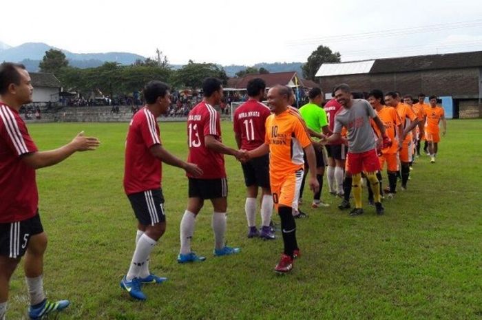 Para pemain Mitra Devata dan Solo All Star bersalaman sebelum bertanding di Stadion Mini Plumbon, Karanganyar, Jawa Tengah, Minggu (27/11/2016).