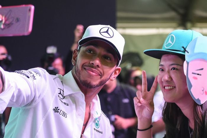 Pebalap Mercedes dari Inggris, Lewis Hamilton, melakukan swafoto bersama penggemarnya dalam sesi Meet the Fans pada GP Malaysia yang berlangsung di Sirkuit Sepang Internasional, 28 September-1 Oktober 2017.