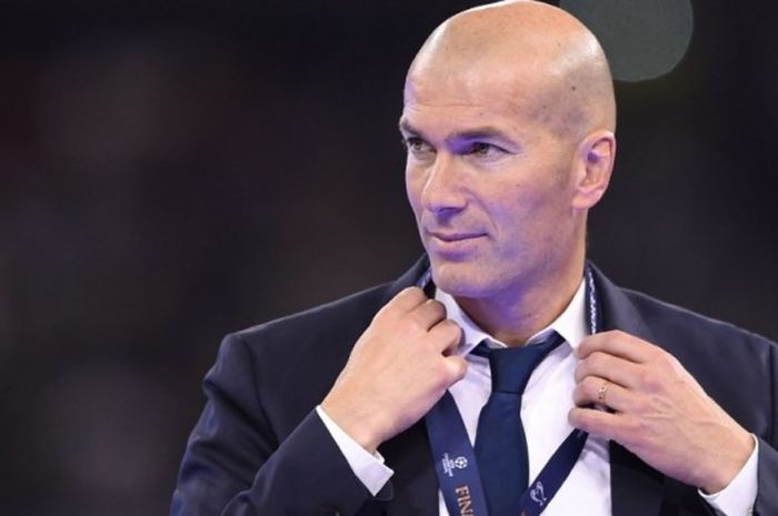 Pelatih Real Madrid , Zinedine Zidane, dengan medali juara Liga Champions setelah menekuk Juventus dalam final di Millennium Stadium, Cardiff, 3 Juni 2017.