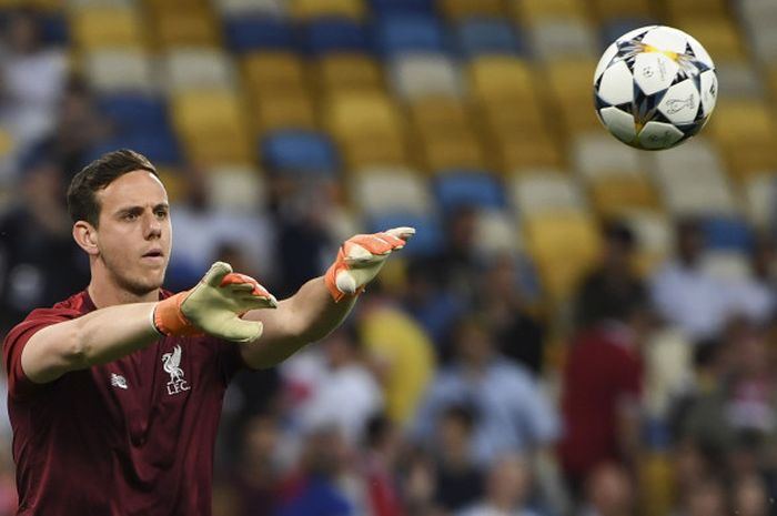 Kiper Liverpool, Danny Ward, melakukan pemanasan menjelang laga melawan Real Madrid di final Liga Champions 2017-2018, 26 Mei 2018 di Olympic Stadium, Kiev.