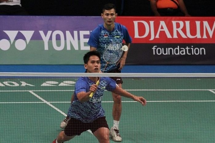 Pasangan ganda putra Indonesia, Kenas Adi Haryanto/Hardianto, sedang mengembalikan kok ketika tampil pada babak pertama Indonesian Masters 2016 di Gedung Dome, Balikpapan, Rabu (7/9/2016).