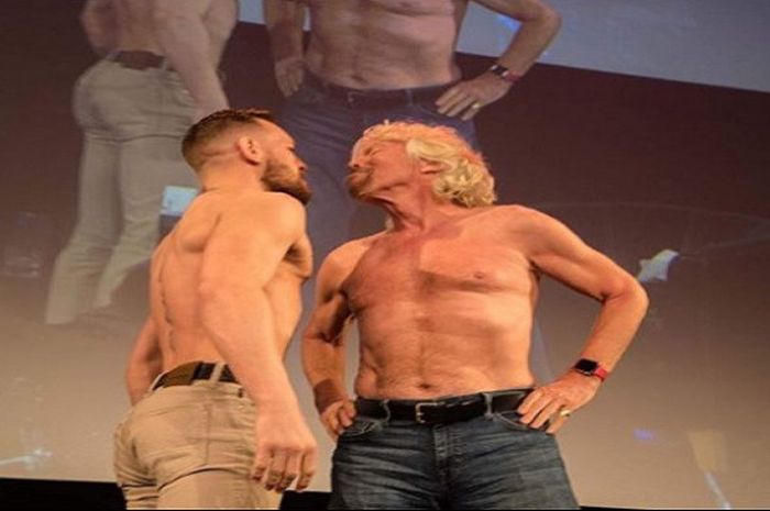 Petarung UFC, Conor McGregor (kiri), berhadapan dengan Richard Branson (kanan) dalam sebuah acara penghargaan yang digelar di Dublin, Irlandia, Rabu (10/1/2018).