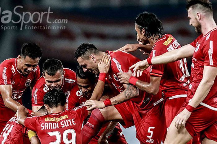 Pemain Persija Jakarta merayakan gol yang dicetak Rohit Chand.