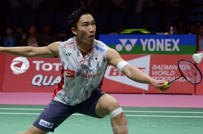  Pebulu tangkis tunggal putra Jepang, Kento Momota, mengembalikan shuttlecock dari sang lawan, Viktor Axelsen, pada laga semifinal Piala Thomas 2018 di Impact Arena, Bangkok, Thailand, Jumat (25/5/2018). 