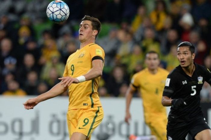 Pemain timnas Australia, Tomi Juric (kiri) dalam laga kontra Thailand pada Selasa (5/9/2017).