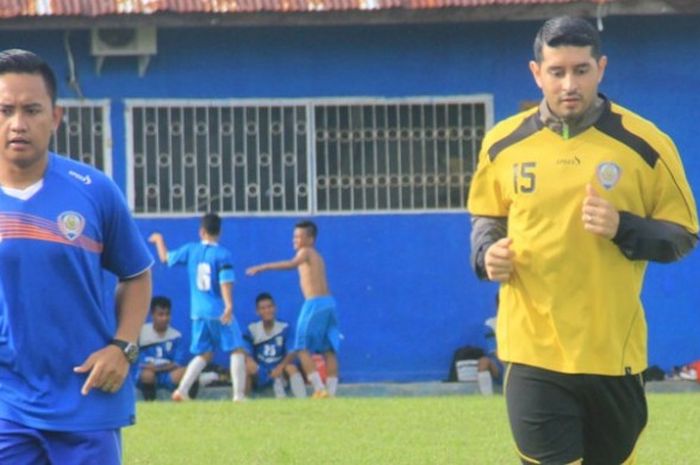 Esteban Vizcarra didampingi oleh sport therapy Arema David Setiawan saat berlatih di Lapangan PSTS Tabing Padang pada 27 Oktober 2016